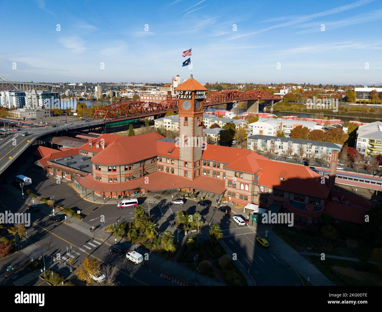 Stazione ferroviaria passeggeri Union Station con cartello sulla torre che dice "Go by Train" e "Union Station". Foto Stock