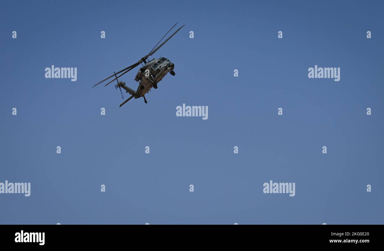 Un'aeronautica militare statunitense HH-60G ha assegnato al 46th° Squadrone di salvataggio (ERQS), vola sopra la zona di caduta in un luogo non divulgato, il 18 ottobre 2022. La missione principale del pavé Hawk è di condurre operazioni di recupero del personale di giorno o di notte in ambienti ostili per recuperare personale isolato durante il conflitto. Foto Stock