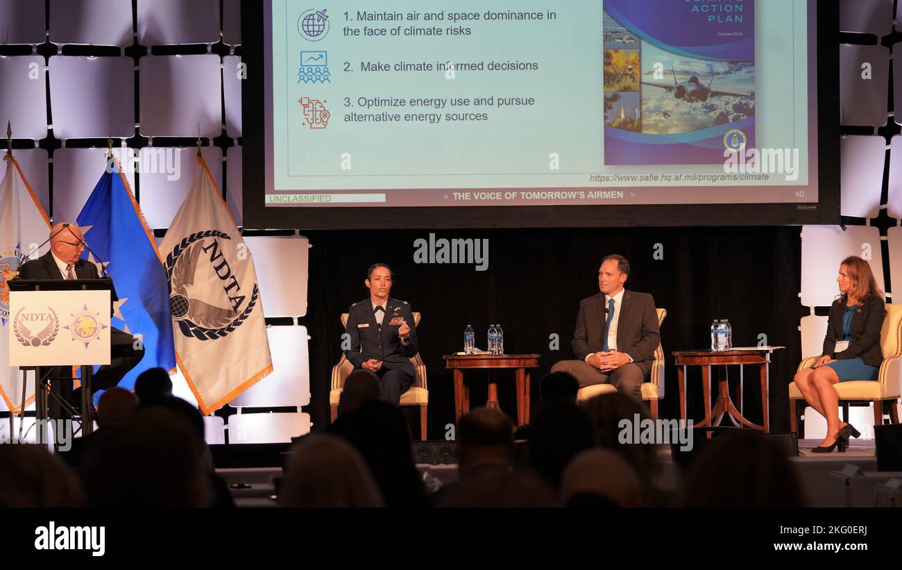 Nicole Pearl, stratega di soluzioni innovative e tecnologie dirompenti, U.S. Air Force Futures (Center), risponde a una domanda durante una tavola rotonda alla 2022 National Defense Transportation Association – U.S. Transportation Command Fall Meeting, St. Louis, Lu., 19 ottobre 2022. Il panel è stato moderato da Guy Beougher, vice presidente del Dipartimento della Difesa e della Logistica Federale, della catena di fornitura e dell'energia, Cypress International (all'estrema sinistra), e ha incluso anche il Sig. Scott Cary, responsabile del progetto porti e aeroporti, National Renewable Energy Laboratory, ed Erin Timmons, direttore, Gl Foto Stock