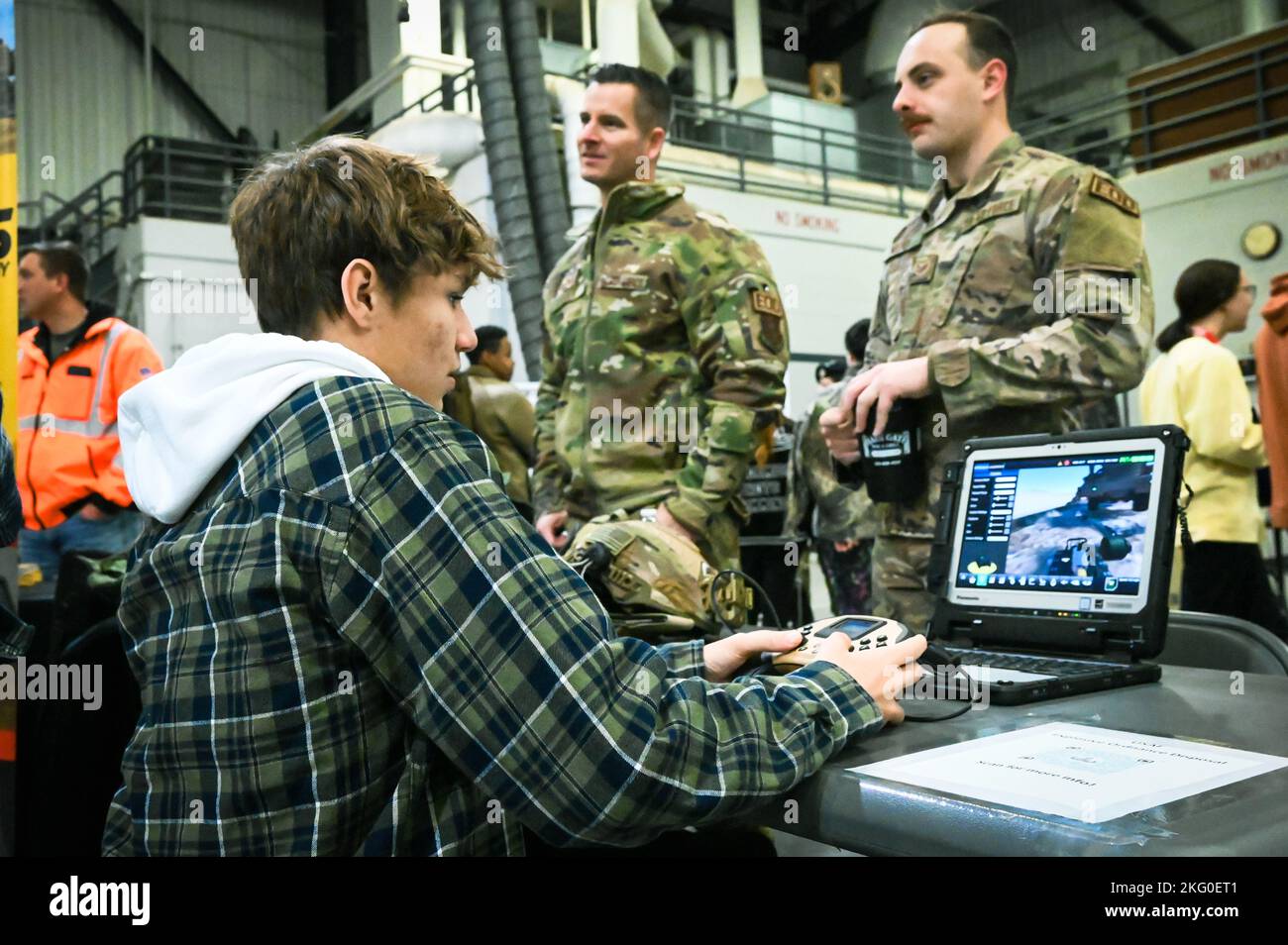 Gli studenti delle scuole superiori locali visitano i tavoli presso la 155th Air Refueling Wing, 19 ottobre 2022, durante un evento di reclutamento hangar aperto a Lincoln, Neb. Gli studenti di 31 scuole superiori locali sono arrivati all'ARW del 155th, dove nove college/università, due datori di lavoro civili presenti e la Guardia nazionale aerea del Nebraska hanno mostrato i 45 posti di lavoro che dovevano offrire. Foto Stock