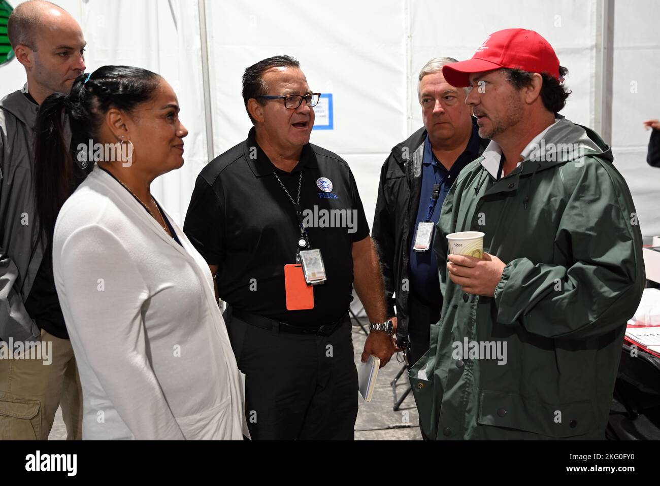 I leader dell'USACE e della FEMA discutono delle operazioni di recupero dell'uragano Ian a Fort Myers Beach, Florida, ottobre 19. L'USACE sta sostenendo attivamente gli sforzi di recupero della FEMA e dello stato dell'uragano Ian della Florida in aree che includono valutazioni delle infrastrutture, installazioni temporanee del tetto blu, alloggi temporanei e assistenza tecnica per i detriti. Foto Stock