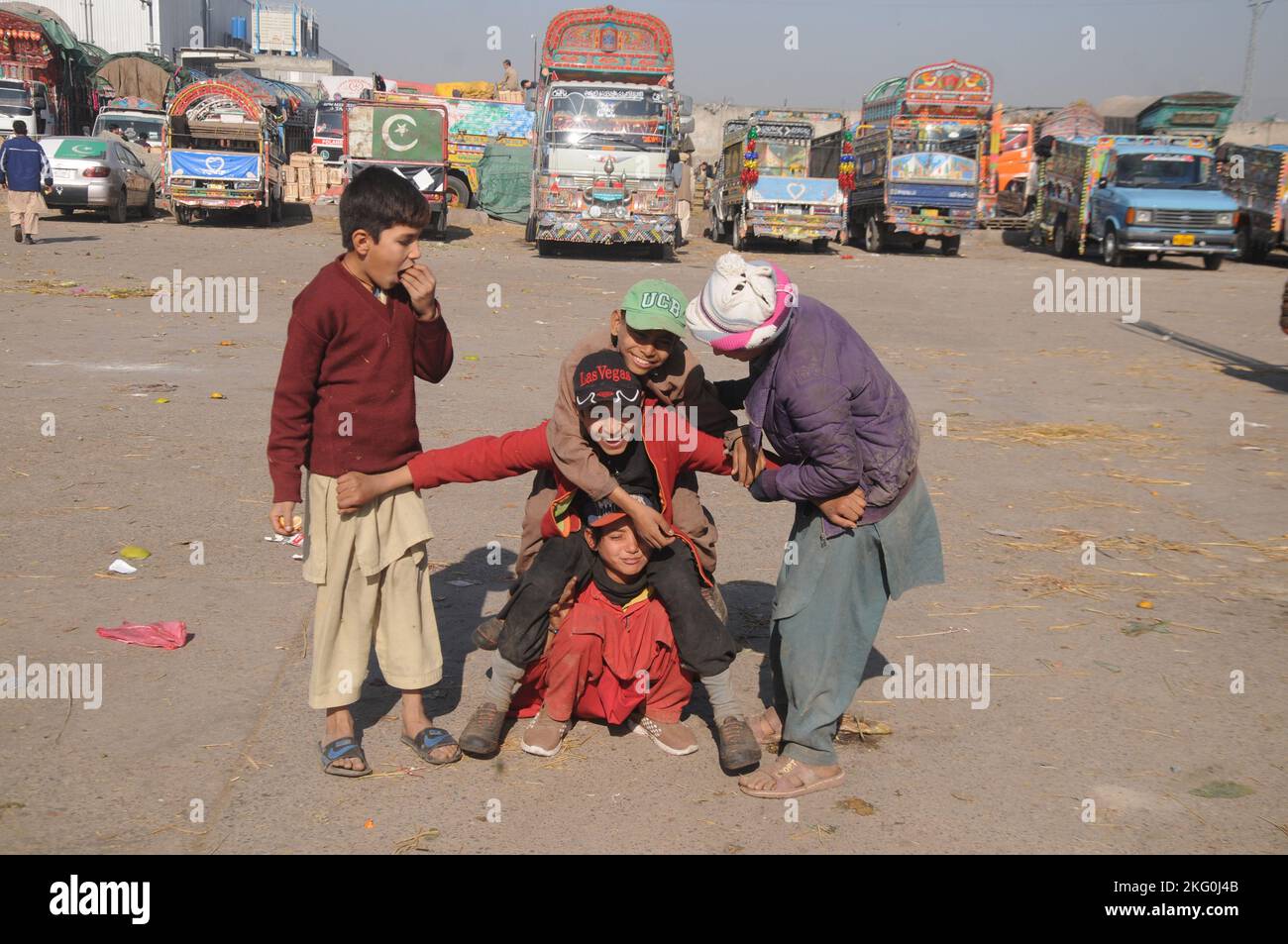 Ismalabad, Pakistan. 20th Nov 2022. I ragazzi rifugiati afghani lavorano in un mercato vegetale per guadagnarsi da vivere per le loro famiglie a Islamabad. Che stanno godendo giocare nel loro tempo libero. Migliaia di bambini sono impegnati nel lavoro minorile in Pakistan. Funzionari e rappresentanti del governo pakistano hanno dichiarato in occasione della Giornata Internazionale dei Bambini che il governo dà priorità ai diritti dei bambini. (Credit Image: © Raja Imran/Pacific Press via ZUMA Press Wire) Foto Stock