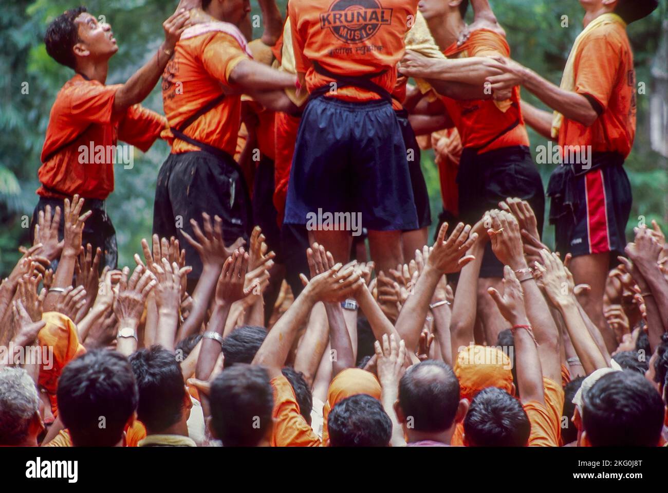 Govinda mostra unità forza passione determinazione sul tempo di Gokul Ashtami a Mumbai Foto Stock