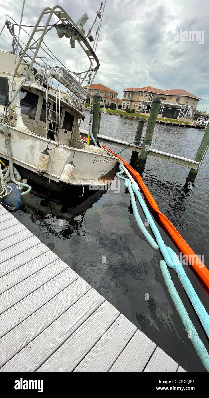 Un peschereccio scurisce in un canale residenziale post Hurricane Ian, nell'isola di Pine, Fla., 19 ottobre 2022. La Guardia Costiera valuta le potenziali minacce ambientali marine come le pecore diesel dopo disastri naturali come parte della missione di protezione ambientale marina della Guardia Costiera. Foto Stock
