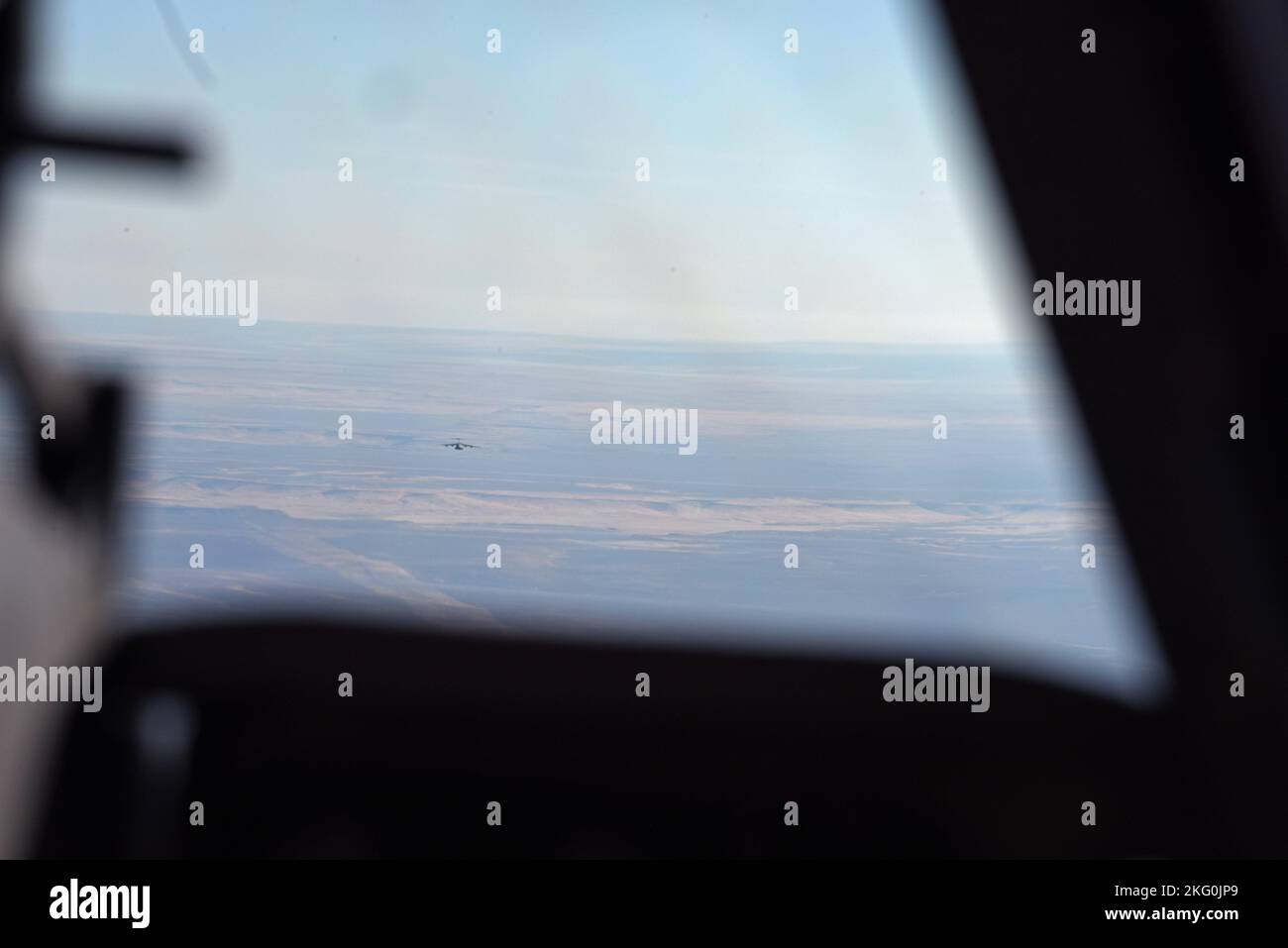 Un aereo C-17 Globemaster III della 62d Airlift Wing vola sopra l'Idaho durante l'esercitazione Rainier War 22B, 19 ottobre 2022. Exercise Rainier War è l'esercizio più esteso dell'Ala Airlift 62d, in cui vengono implementati come ala principale e forniscono funzionalità di comando e controllo e sollevamento aereo come airdrop e Airland. Foto Stock