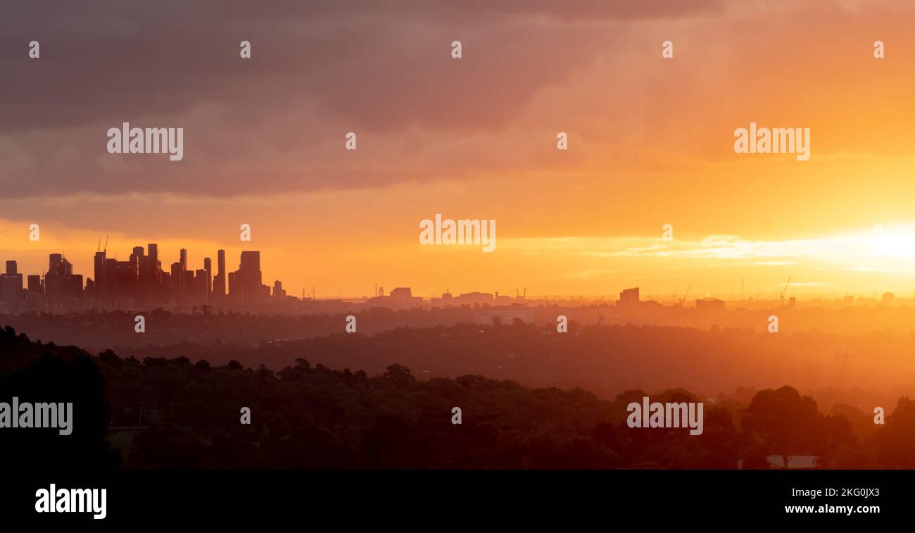 Vista da Garden Hill nel Kangaroo Ground, Victoria, Australia dello skyline di Melbourne al tramonto Foto Stock