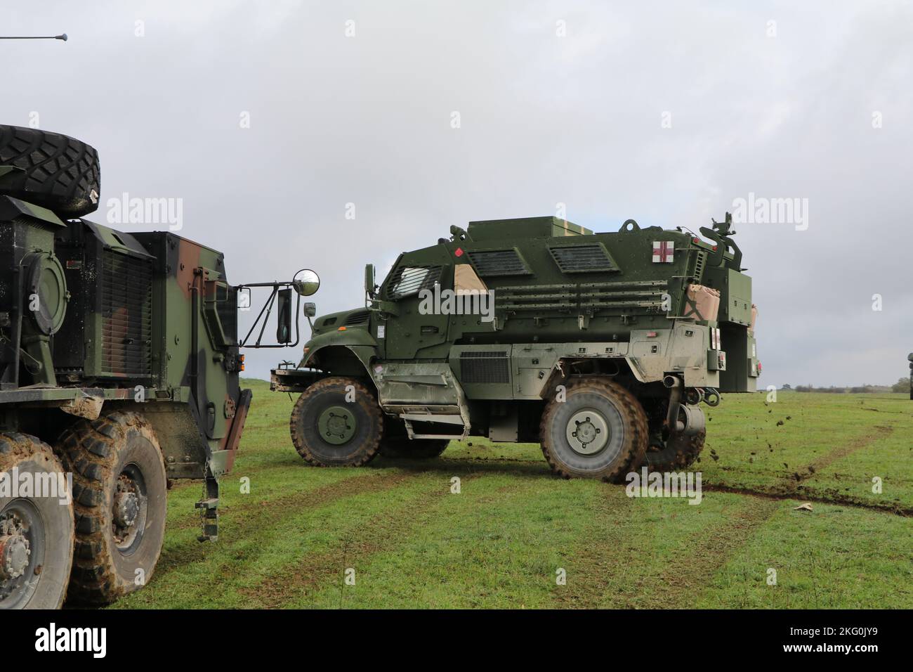 Air Defenders da 5th battaglione, 4th Air Defense Artillery ha condotto un'esercitazione culminante sul campo con i loro sistemi legacy Avenger e New Mansion Short Range Air Defense presso Grafenwoehr Training Area in Germania dal 17 al 21 ottobre 2022. Questo FTX ha offerto a ciascun plotone l'opportunità di reagire alle tecniche di simulazione di contatto, movimento e manovra. Durante l'esercizio Air Defenders ha anche condotto l'estrazione di un veicolo bloccato, richiamando una richiesta di evacuazione medica a 9 linee, evacuando il personale in aria, navigando in condizioni di scarsa visibilità e rispondendo al fuoco nemico. Foto Stock