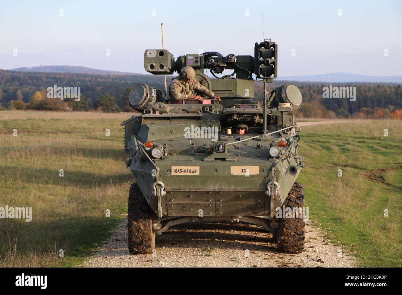 Air Defenders da 5th battaglione, 4th Air Defense Artillery ha condotto un'esercitazione culminante sul campo con i loro sistemi legacy Avenger e New Mansion Short Range Air Defense presso Grafenwoehr Training Area in Germania dal 17 al 21 ottobre 2022. Questo FTX ha offerto a ciascun plotone l'opportunità di reagire alle tecniche di simulazione di contatto, movimento e manovra. Durante l'esercizio Air Defenders ha anche condotto l'estrazione di un veicolo bloccato, richiamando una richiesta di evacuazione medica a 9 linee, evacuando il personale in aria, navigando in condizioni di scarsa visibilità e rispondendo al fuoco nemico. Foto Stock