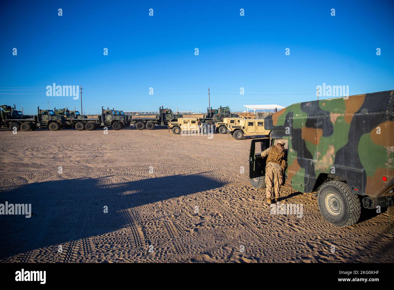 U.S. Marines with Operations Licensing and 1st Transportation Support Battalion, 1st Combat Logistics Regiment, 1st Marine Logistics Group (MLG) e Dutch Royal Marines with 2nd Marine Combat Group si preparano a guidare durante un corso di familiarizzazione con i veicoli tattici al Marine Corps Air Ground Combat Center, Twentynine Palms, California, 19 ottobre 2022. 1st MLG ha accettato la richiesta di Royal Marines olandese di addestrare con i veicoli tattici Marines degli Stati Uniti per familiarizzare con i veicoli del corpo Marino in modo che possano essere equipaggiati per utilizzare le apparecchiature degli Stati Uniti in caso di necessità. Foto Stock