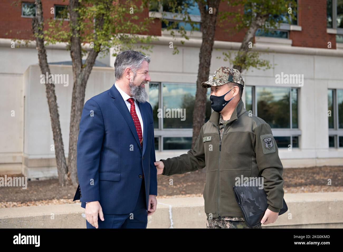 REP della Corea, visita della delegazione militare al programma cooperativo di riduzione delle minacce. Dr. Robert Pope, Direttore della Coopertic Threat Reduction, Defense Threat Reduction Agency, Fort Belvoir, Virginia, 10–19-2022. Alcune parti di questa immagine sono state mascherate per motivi di sicurezza. Foto Stock