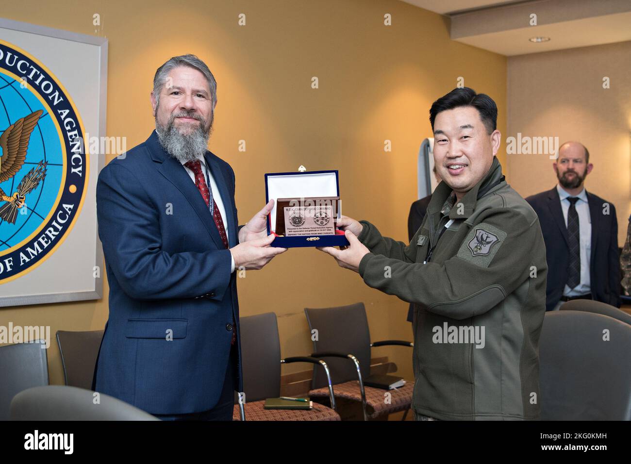 REP della Corea, visita della delegazione militare al programma cooperativo di riduzione delle minacce. Dr. Robert Pope, Direttore della Coopertic Threat Reduction, Defense Threat Reduction Agency, Fort Belvoir, Virginia, 10–19-2022. Alcune parti di questa immagine sono state mascherate per motivi di sicurezza. Foto Stock