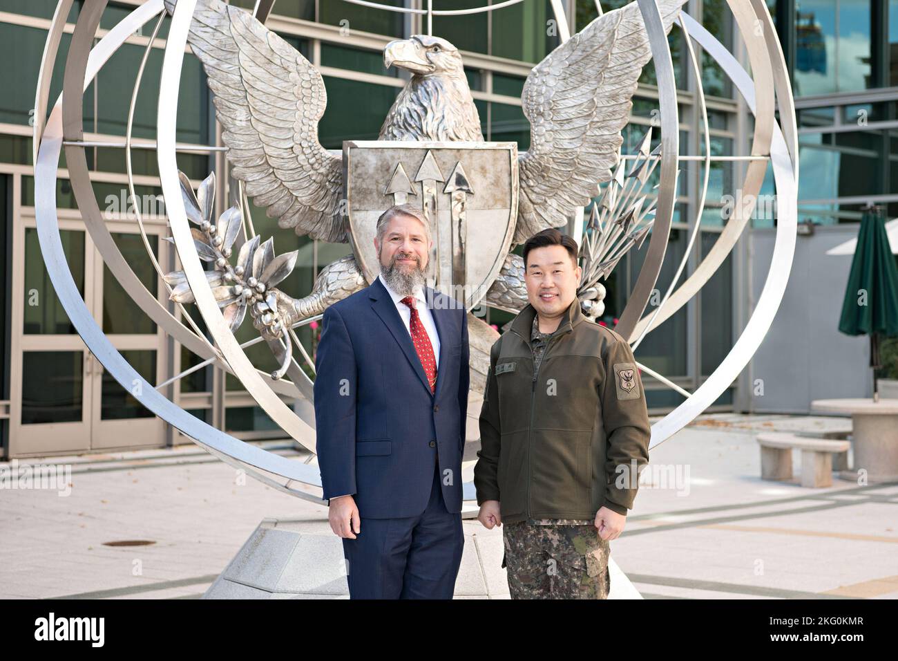 REP della Corea, visita della delegazione militare al programma cooperativo di riduzione delle minacce. Dr. Robert Pope, Direttore della Coopertic Threat Reduction, Defense Threat Reduction Agency, Fort Belvoir, Virginia, 10–19-2022. Alcune parti di questa immagine sono state mascherate per motivi di sicurezza. Foto Stock