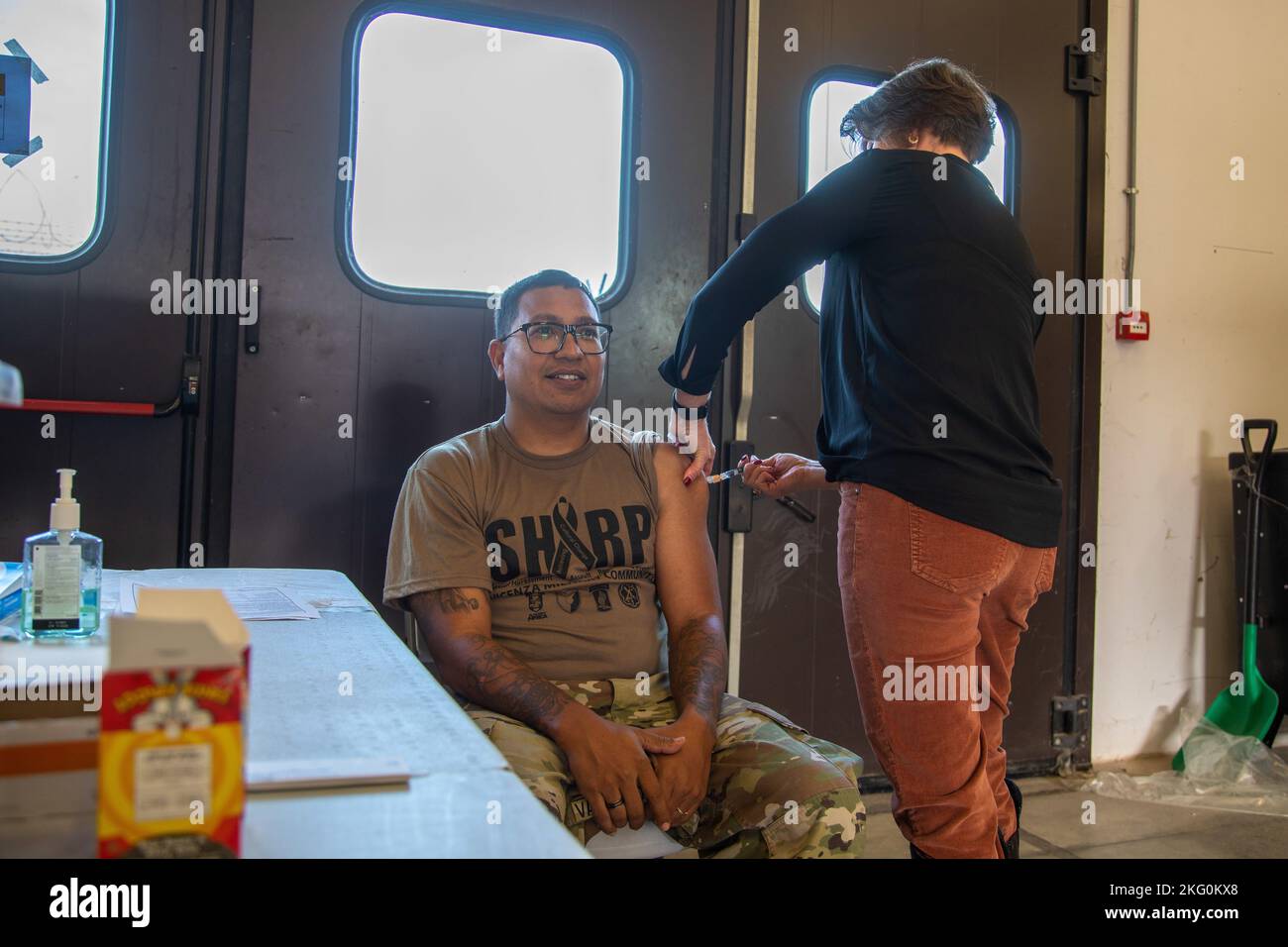Alicia Capps somministra il vaccino antinfluenzale a Sgt.1st Classe Ricardo Vacamedina durante l'esercito degli Stati Uniti Southern European Task Force, Africa (SETAF-AF) Flu Drive su Caserma del-DIN, Vicenza, Italia, 20 ottobre 2022. L'obiettivo dell'influenza Drive è proteggere soldati, beneficiari di Tricare e civili dall'influenza e dalle complicazioni correlate. Foto Stock