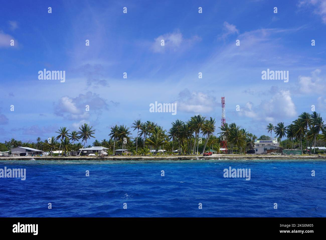 Atollo Polinesiano Francese Vista dal Mare Foto Stock