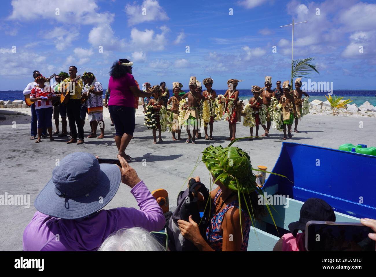 Visitatori che arrivano a un Musical Welcome su Amanu Atoll, Polinesia Francese Foto Stock