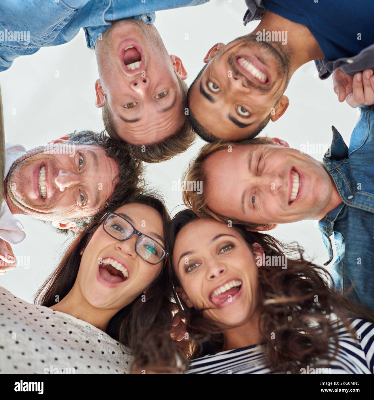 Positivo sulle nostre prestazioni. Inquadratura ad angolo basso di persone eccitate che mettono insieme la testa. Foto Stock