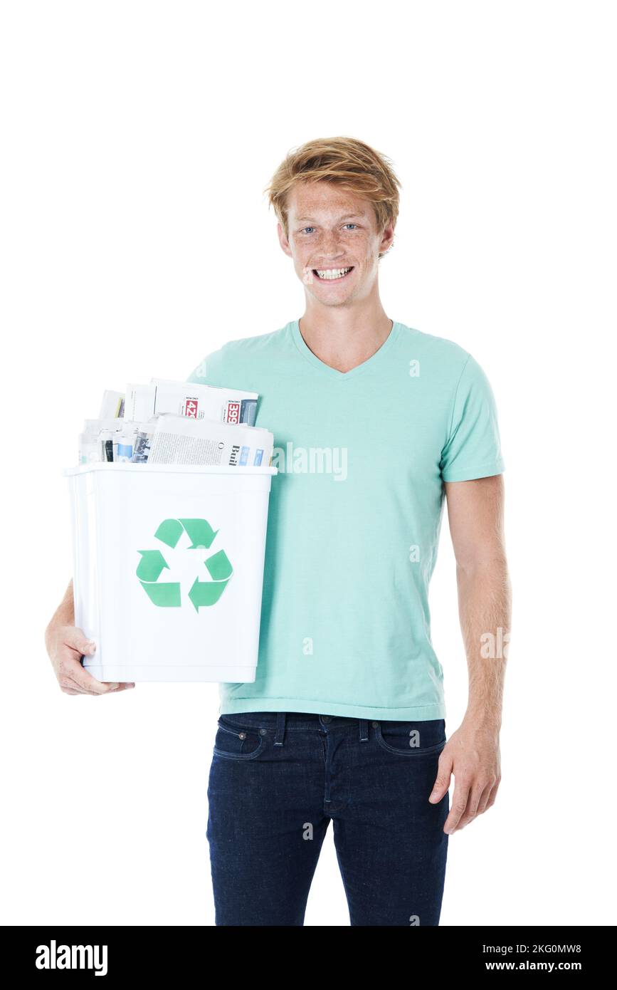 Dando carta una seconda possibilità. Un giovane amico a testa rossa che tiene un cestino pieno di giornali. Foto Stock