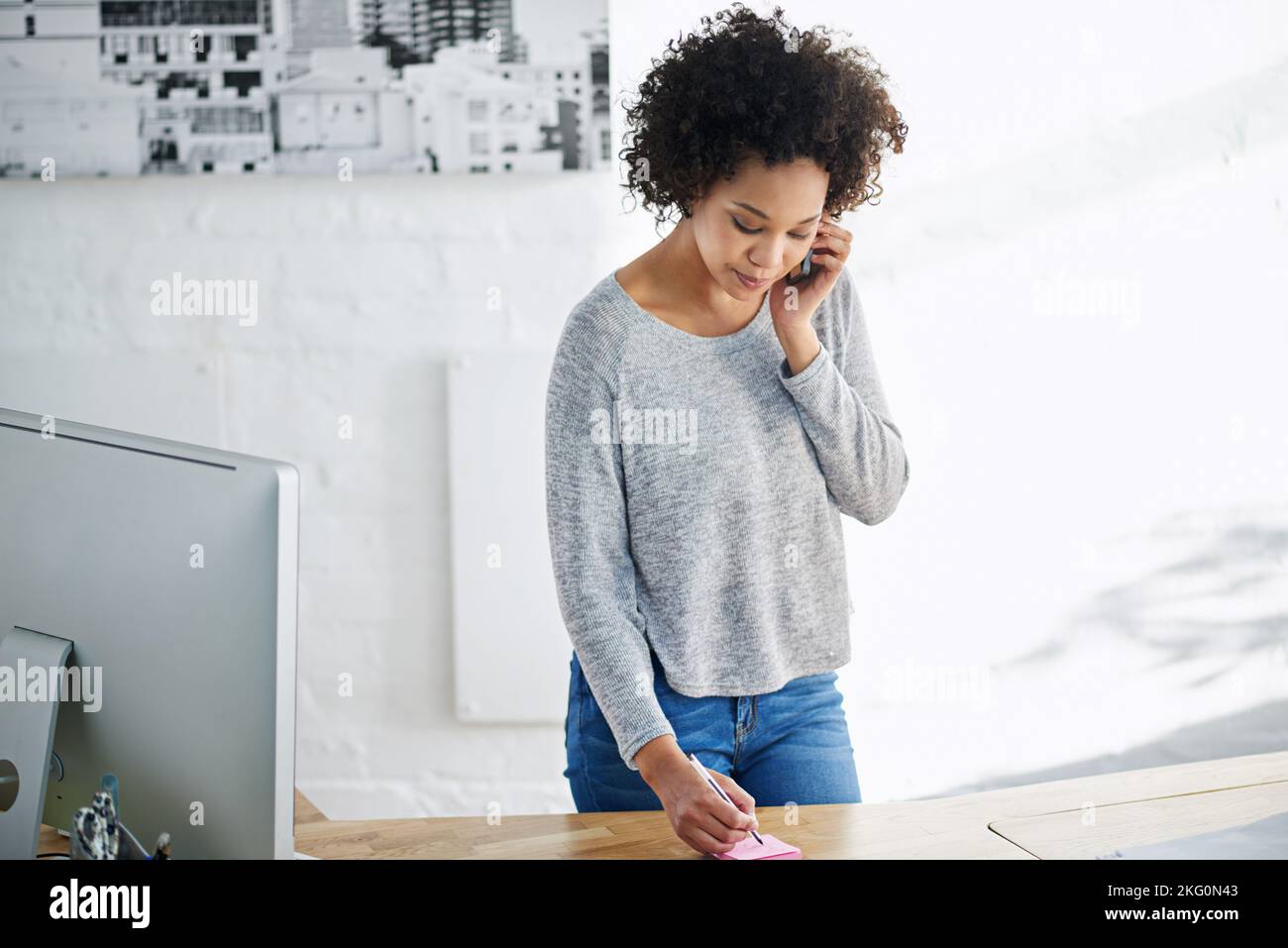 Male tornare a voi non appena posso. Una bella giovane donna d'affari nel suo ufficio. Foto Stock
