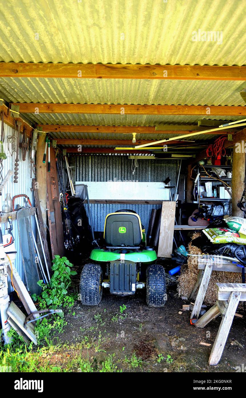 Una corsa sul rasaerba parcheggiato in un capannone su un podere a Timboon Victoria Australia Foto Stock