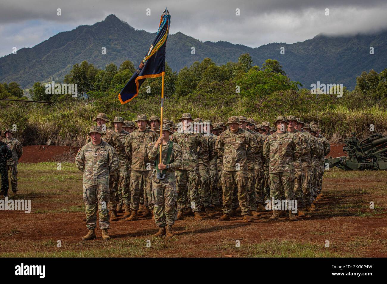 I soldati del 1st° battaglione, 27th° reggimento di fanteria, 25th° divisione di fanteria partecipano alla Joint Pacific Multinational Readiness Training Center (JPMRC) Rotation 23-01° cerimonia di apertura sulla Area X-Ray alla Schofield Barracks, Hawaii, 20 ottobre 2022. Utilizzando il costrutto rotazionale JPMRC, la Divisione Fanteria 25th conserva due BCT nella regione indomorpaolana, in grado di proiettare capacità di combattimento bellico. Foto Stock