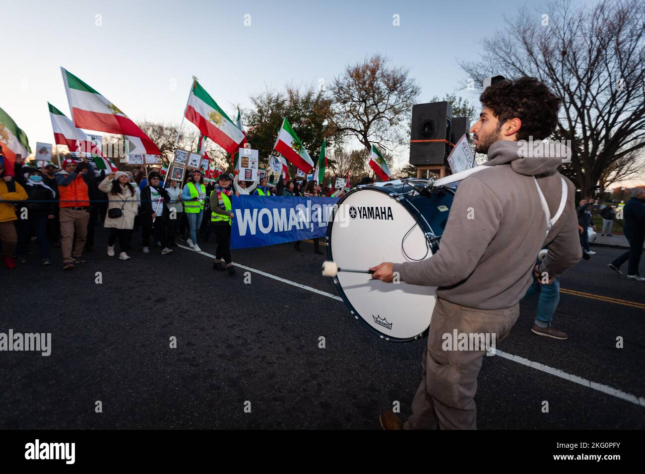 Washington, Stati Uniti. 19th Nov 2022. Un batterista conduce una marcia a sostegno dei manifestanti in Iran. L’evento è stato parte di una giornata globale di azioni a sostegno dei manifestanti iraniani che si sono svolte in centinaia di città in tutto il mondo. Le manifestazioni in Iran hanno avuto luogo ogni giorno dalla morte di Mahsa Amini il 16 settembre 2022, e nonostante le dure repressione da parte del regime islamico. Credit: SOPA Images Limited/Alamy Live News Foto Stock