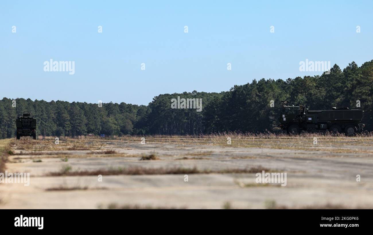 I Marines degli Stati Uniti con 2D battaglione, 10th reggimento marino, 2D divisione marina, usano i sistemi del razzo dell'artiglieria ad alta mobilità come parte di un'esercitazione rapida di infiltrazione di HIMARS durante l'esercitazione che Rolling Thunder su North Auxiliary Airfield, South Carolina 20 ottobre 2022. Rolling Thunder è un esercizio di formazione di due settimane che viene condotto con l'integrazione di artiglieri francesi da 3D Rama per aumentare la preparazione al combattimento di 2D MarDivs contro un concorrente peer attraverso l'impiego di incendi tramite eABS simulato. Foto Stock