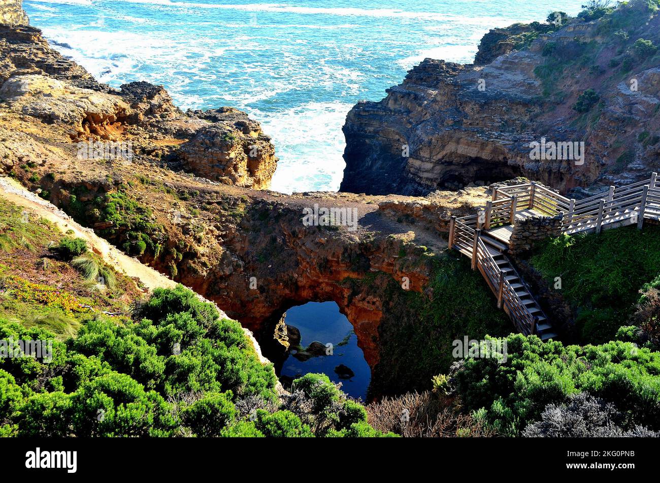 La vista dall'alto della Grotta, un punto di riferimento sulla Great Ocean Road in Victoria Australia Foto Stock