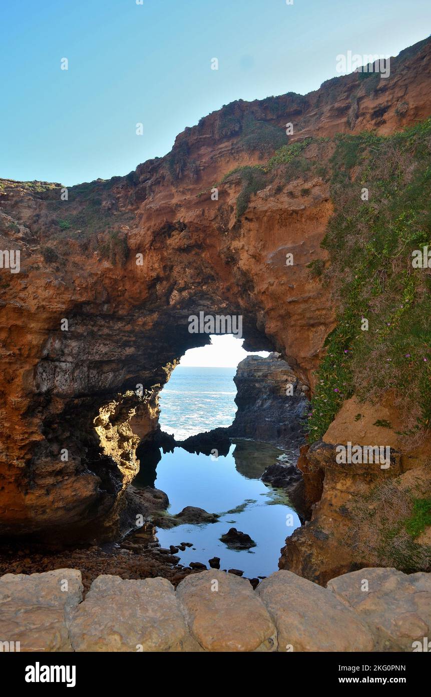 Un'immagine della Grotta , una formazione di naufragi , che si trova sulla grande Ocean Road fuori Port Campbell a Victoria, Australia. Foto Stock