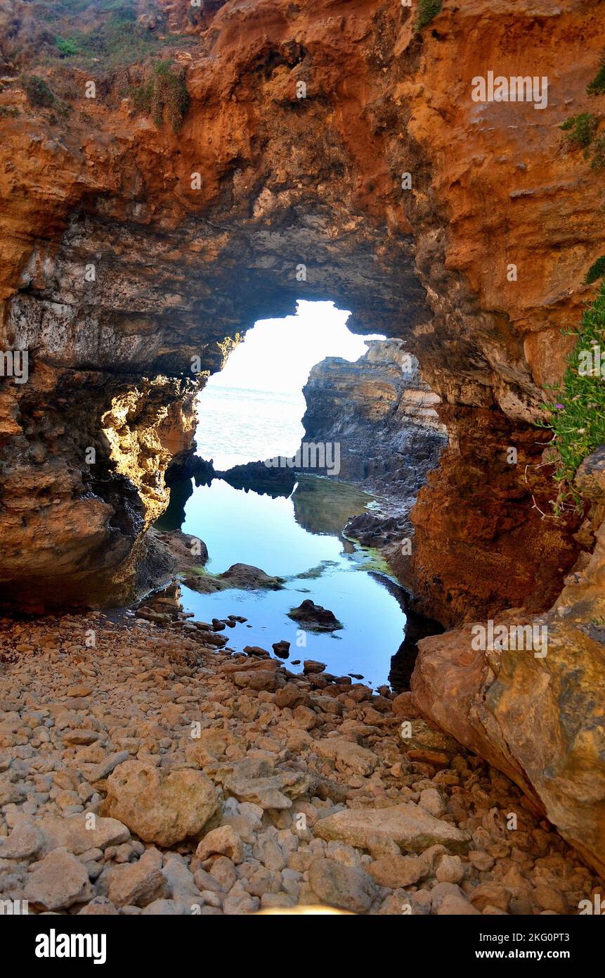 Un'immagine della Grotta , una formazione di naufragi , che si trova sulla grande Ocean Road fuori Port Campbell a Victoria, Australia. Foto Stock