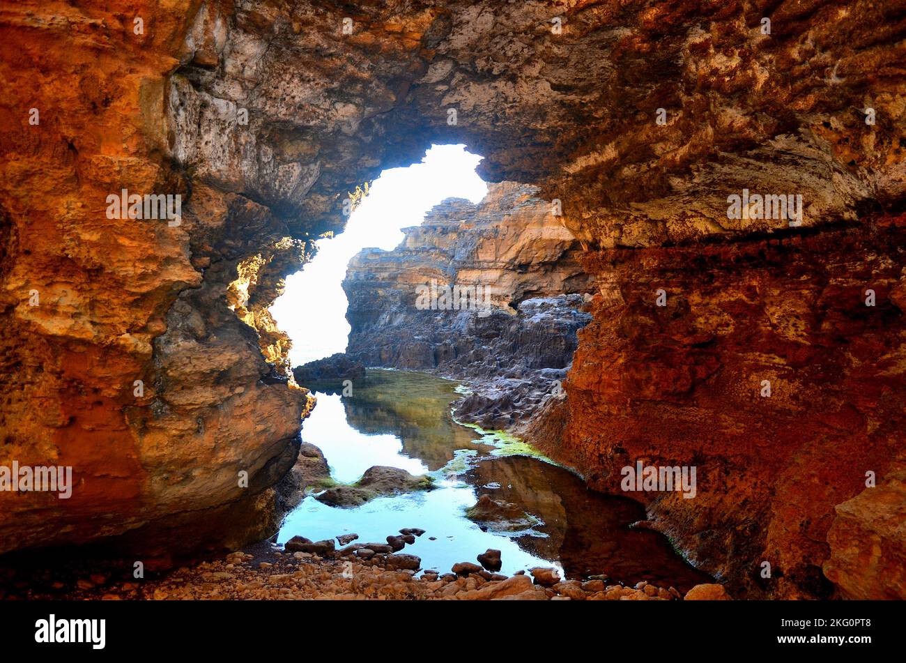 Un'immagine della Grotta , una formazione di naufragi , che si trova sulla grande Ocean Road fuori Port Campbell a Victoria, Australia. Foto Stock