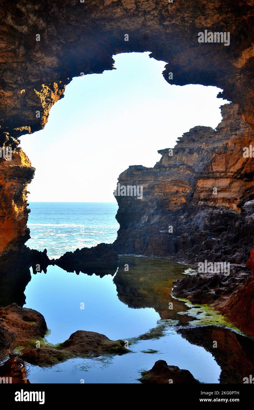 Un'immagine della Grotta , una formazione di naufragi , che si trova sulla grande Ocean Road fuori Port Campbell a Victoria, Australia. Foto Stock