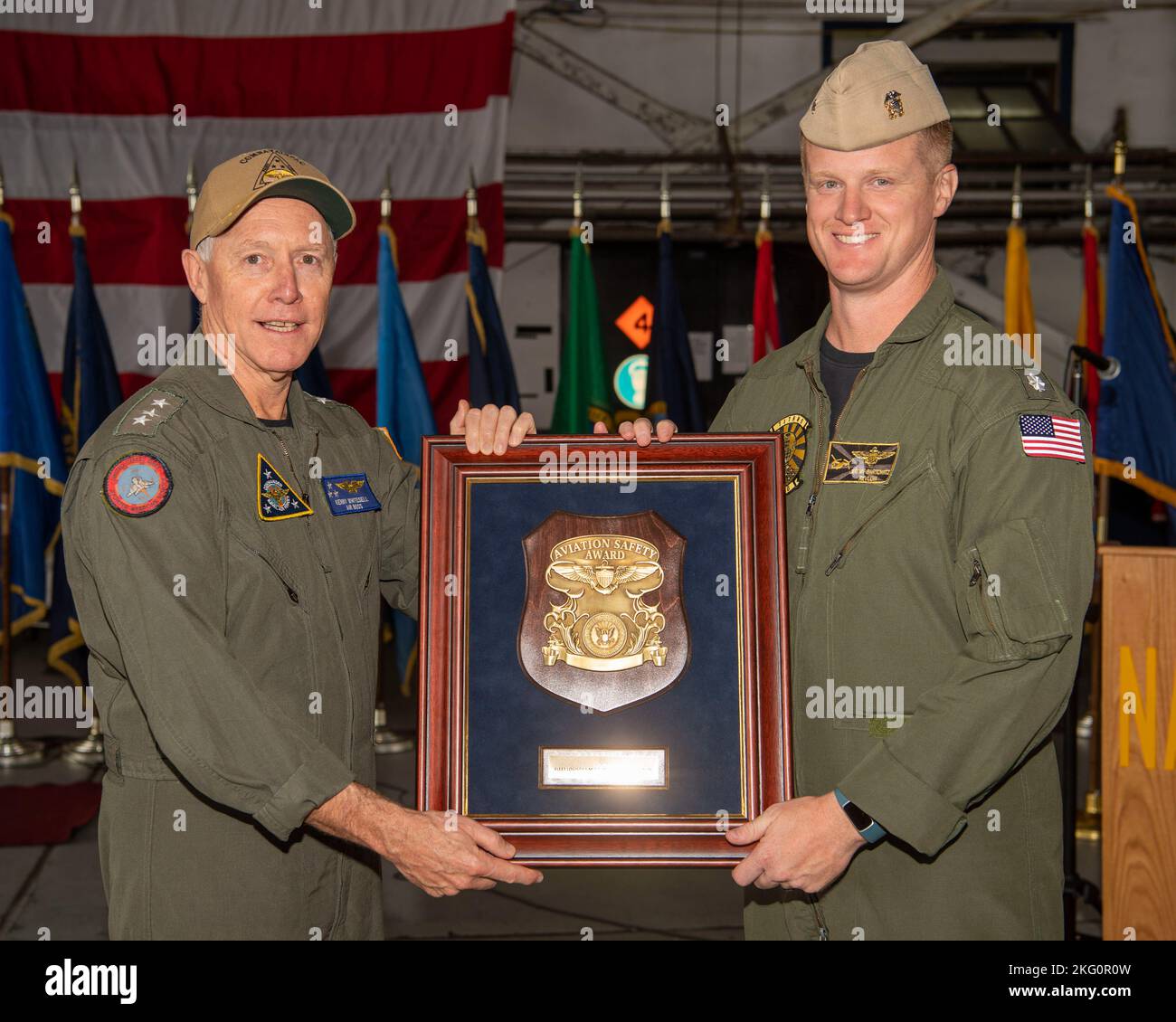 221020-N-EV253-1046 SAN DIEGO (OTT 20, 2022) – Vice ADM. Kenneth Whitesell, Comandante delle forze aeree navali degli Stati Uniti, a sinistra, presenta al CMdR il Chief of Naval Operations (CNO) Aviation Safety Award 2021. Jeremy Bartowitz, comandante dei “Titans” della flotta Multi-Mission Squadron (VRM) 30, durante una cerimonia di premiazione tenutasi a bordo della Naval Air Station North Island, 20 ottobre 2022. Nota anche come Safety “S” Award, la distinzione viene assegnata annualmente ai comandi della Marina e del corpo Marino che hanno dimostrato un'eccezionale e duratura eccellenza nella sicurezza. Foto Stock