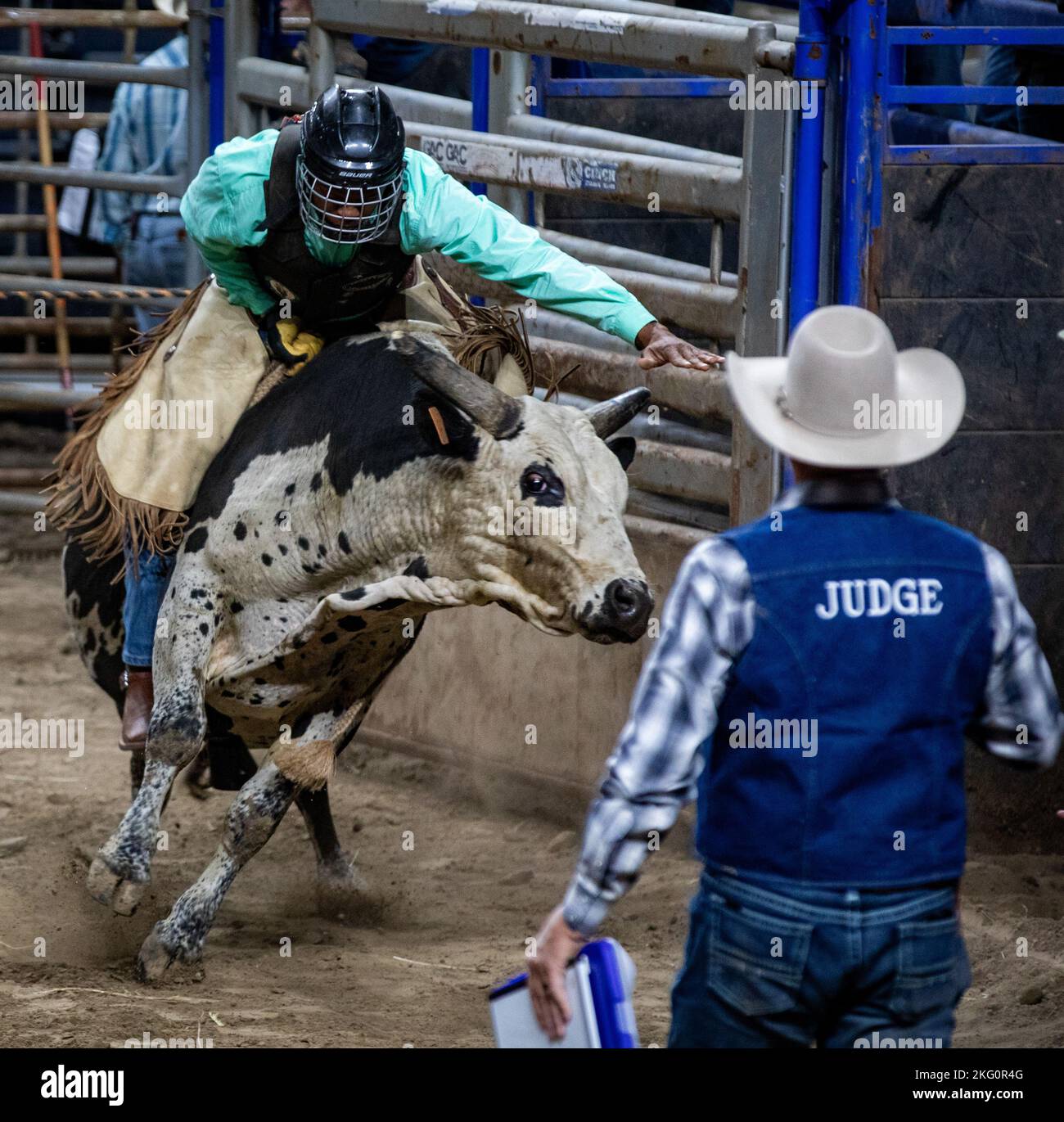 Sgt. Dell'esercito degli Stati Uniti Fredie Cohen, un soldato assegnato alla 1st° Divisione Fanteria al comando della Guardia a colori montata del Generale, cavalca un toro al Professional Armed Forces Rodeo di Topeka, Kansas, 20 ottobre 2022. Il CGMCG ha avuto molti dei suoi membri partecipare al rodeo. Foto Stock