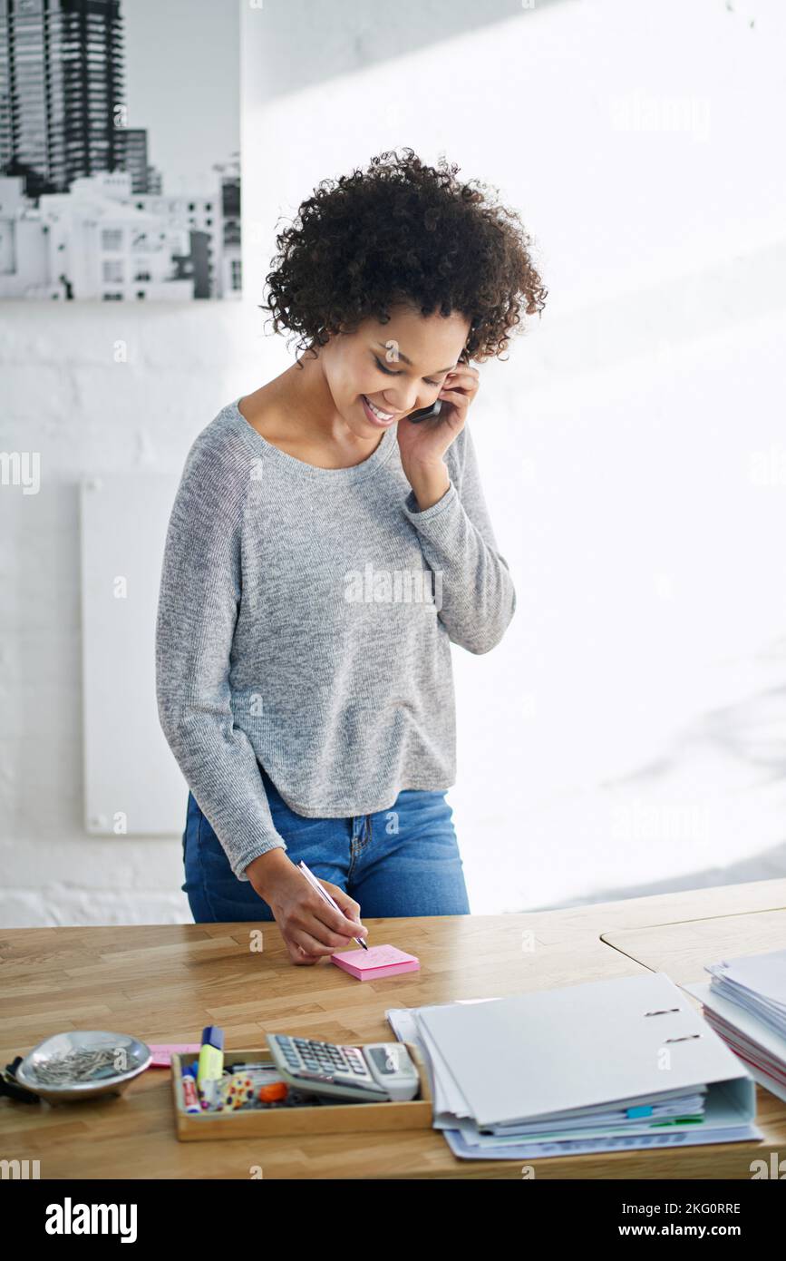 Ammala la lasci tornare a voi. Una bella giovane donna d'affari nel suo ufficio. Foto Stock
