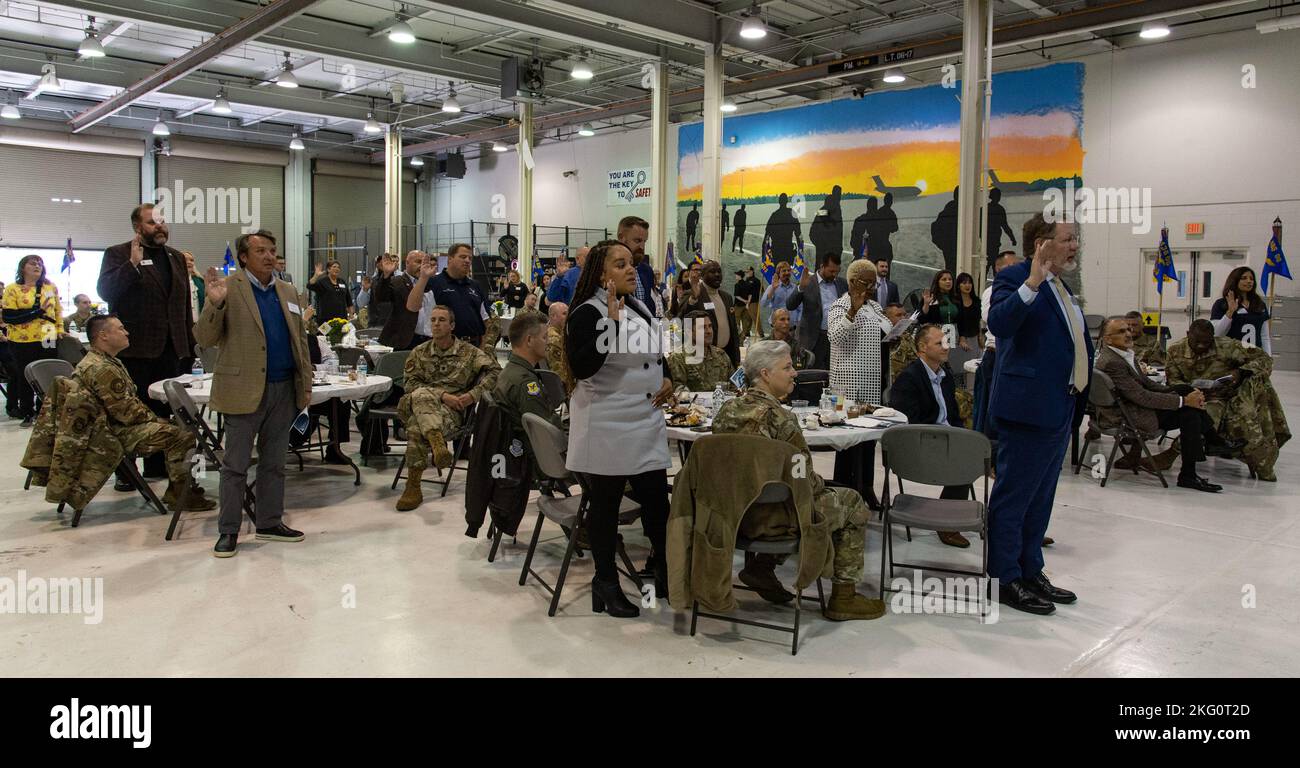 I nuovi leader civici recitano il giuramento del Comandante Onorario durante la cerimonia di Induction HCC del 2023 presso la base dell'aeronautica militare di dover, Delaware, 20 ottobre 2022. Quarantadue dirigenti civici e aziendali locali sono stati inseriti nel programma HCC. Foto Stock