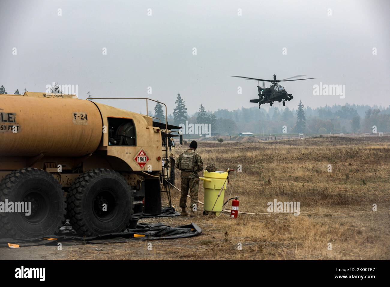 Soldati assegnati a 1-229 Battaglione di attacco, 16th combattimenti Aviazione Brigata rifornimento, rearm, e riparare AH-64E Apache Attack elicotteri e altri veicoli al Forward Arming and Refueling Point sulla base congiunta Lewis-McChord, Washington, 20 ottobre 2022. Foto Stock