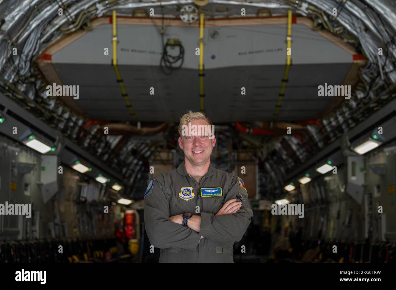 Christopher Williston, un pilota con il 7th Airlift Squadron, partecipa all'esercitazione Rainier War 22B a Gowen Field, Boise, Idaho, 20 ottobre 2022. Rainier War è l'esercizio più esteso dell'Ala Airlift del 62d, in cui vengono implementati come ala principale e forniscono funzionalità di comando, controllo e sollevamento aereo come airdrop e Airland. Foto Stock