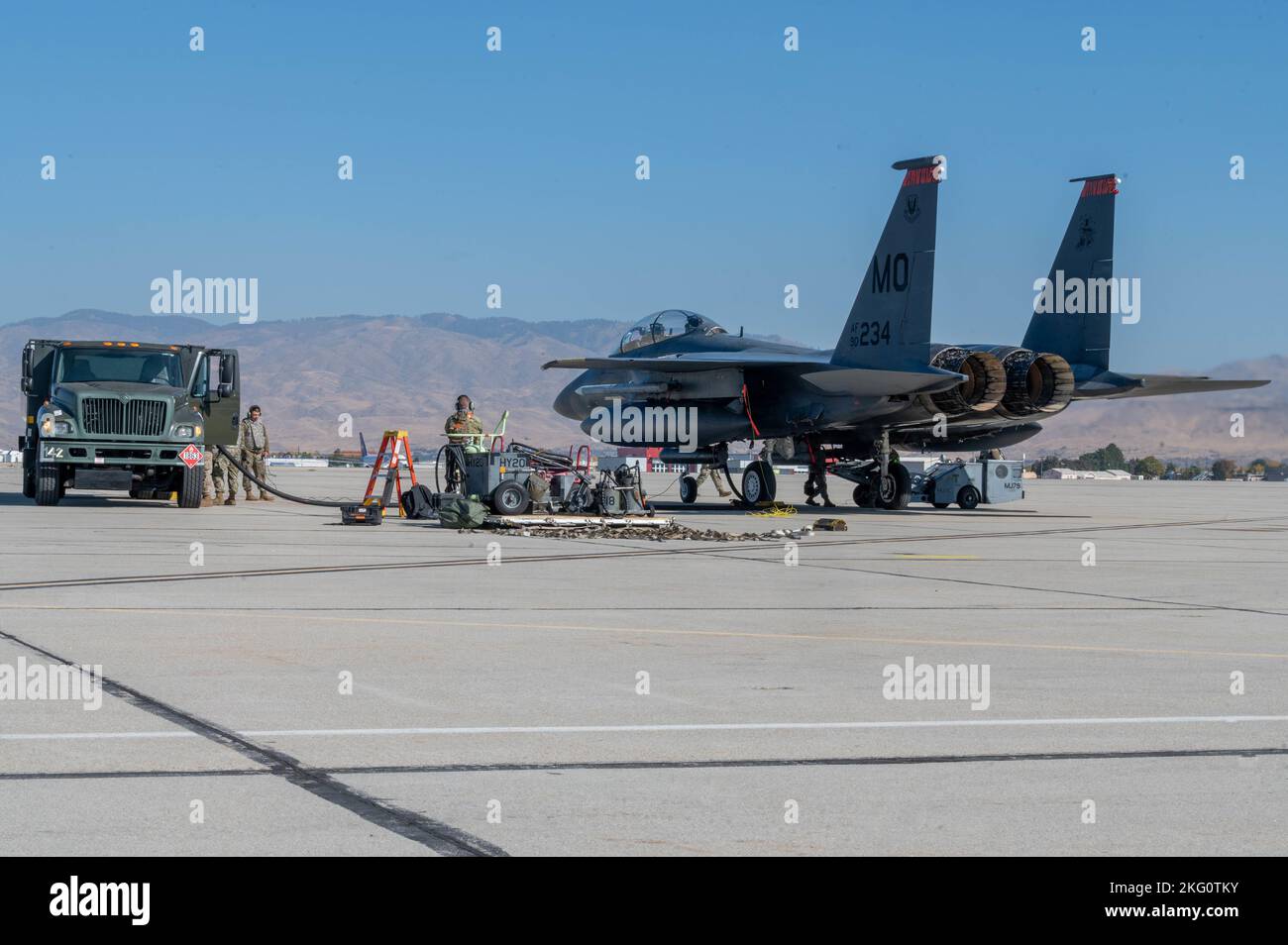 Una forza aerea statunitense F-15E Strike Eagle del 391st Fighter Squadron viene rifornito da un camion R-11 Fuels scaricato da un C-17 Globemaster III a Gowen Field, Boise, Idaho, 20 ottobre 2022. Esercizio Rainier War è un esercizio importante per l'Ala Airlift 62d.. Foto Stock