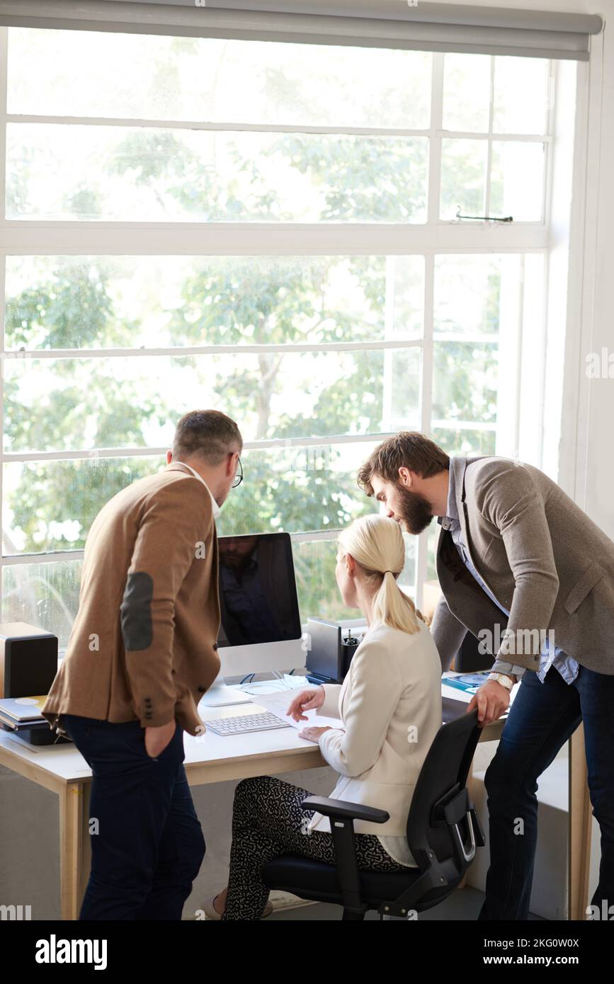 Lavoro di squadra e creatività. Un gruppo di professionisti creativi che lavorano in ufficio. Foto Stock