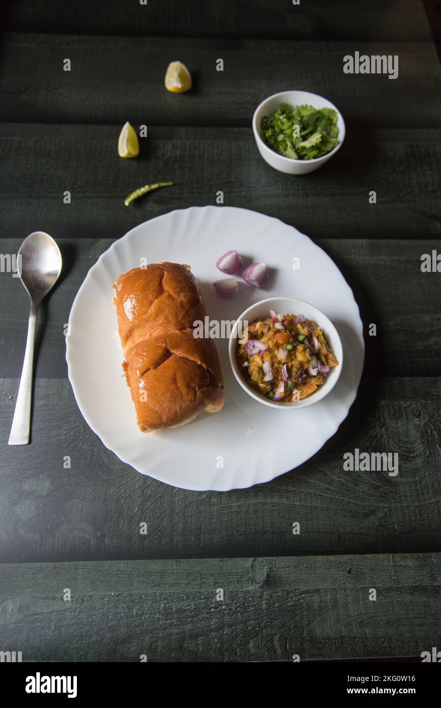 Cibo di strada indiano pav bhaji servito in una ciotola. Foto Stock