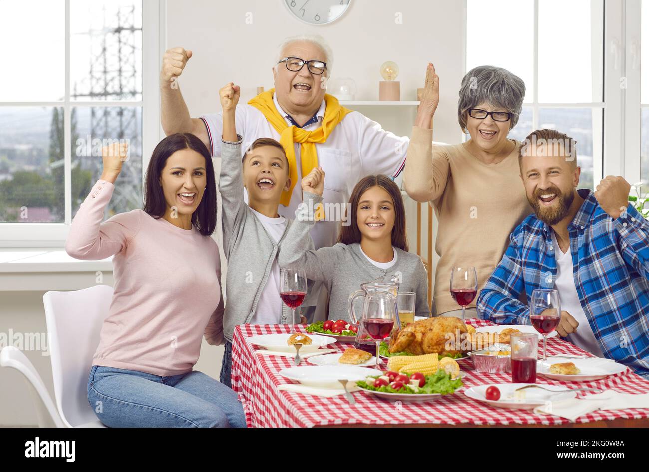 Madre, padre, figli e nonni felici di divertirsi durante la cena di famiglia a casa Foto Stock