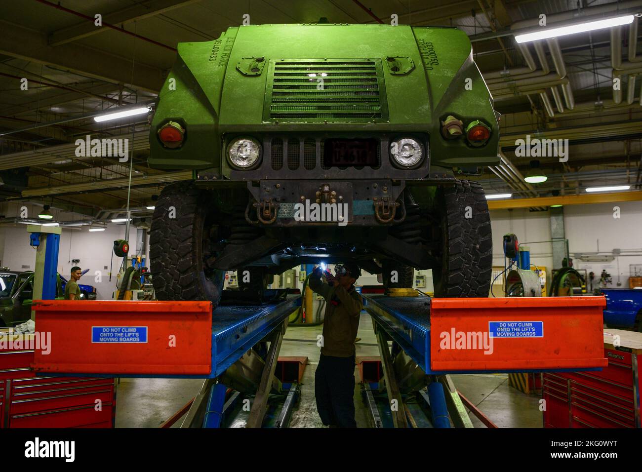 Airman 1st Class Luis Lucatero, 31st Logistics Readiness Squadron apprendista della manutenzione dei veicoli, ispeziona il lato inferiore di un Humvee presso Aviano Air base, Italia, 20 ottobre 2022. I tipi di veicoli gestiti dal team 31st LRS Vehicle Maintenance comprendono berline, furgoni, camion, bobtail, carrelli elevatori, Humvees, veicoli di pattuglia delle forze di sicurezza, 31st veicoli pesanti Squadron dell'ingegnere civile, autobus, camion da fuoco, camion per rifornimento e molto altro ancora. Foto Stock