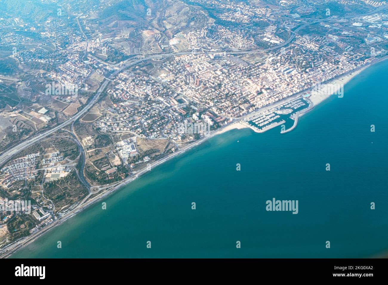 Il porto della città di Barcellona, il paesaggio della riva del mare visto dal cielo Foto Stock
