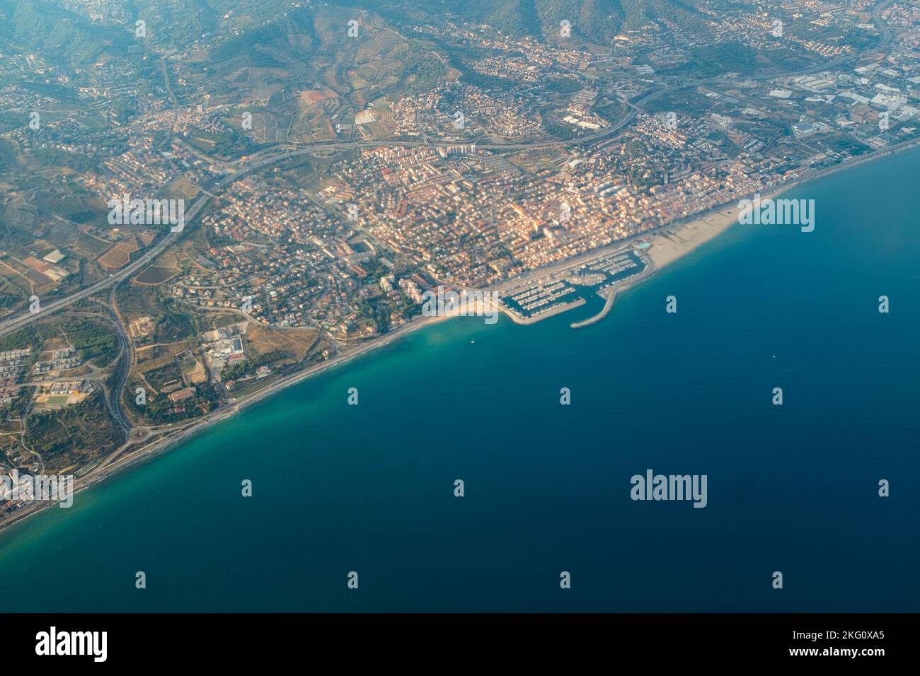 Il porto della città di Barcellona, il paesaggio della riva del mare visto dal cielo Foto Stock