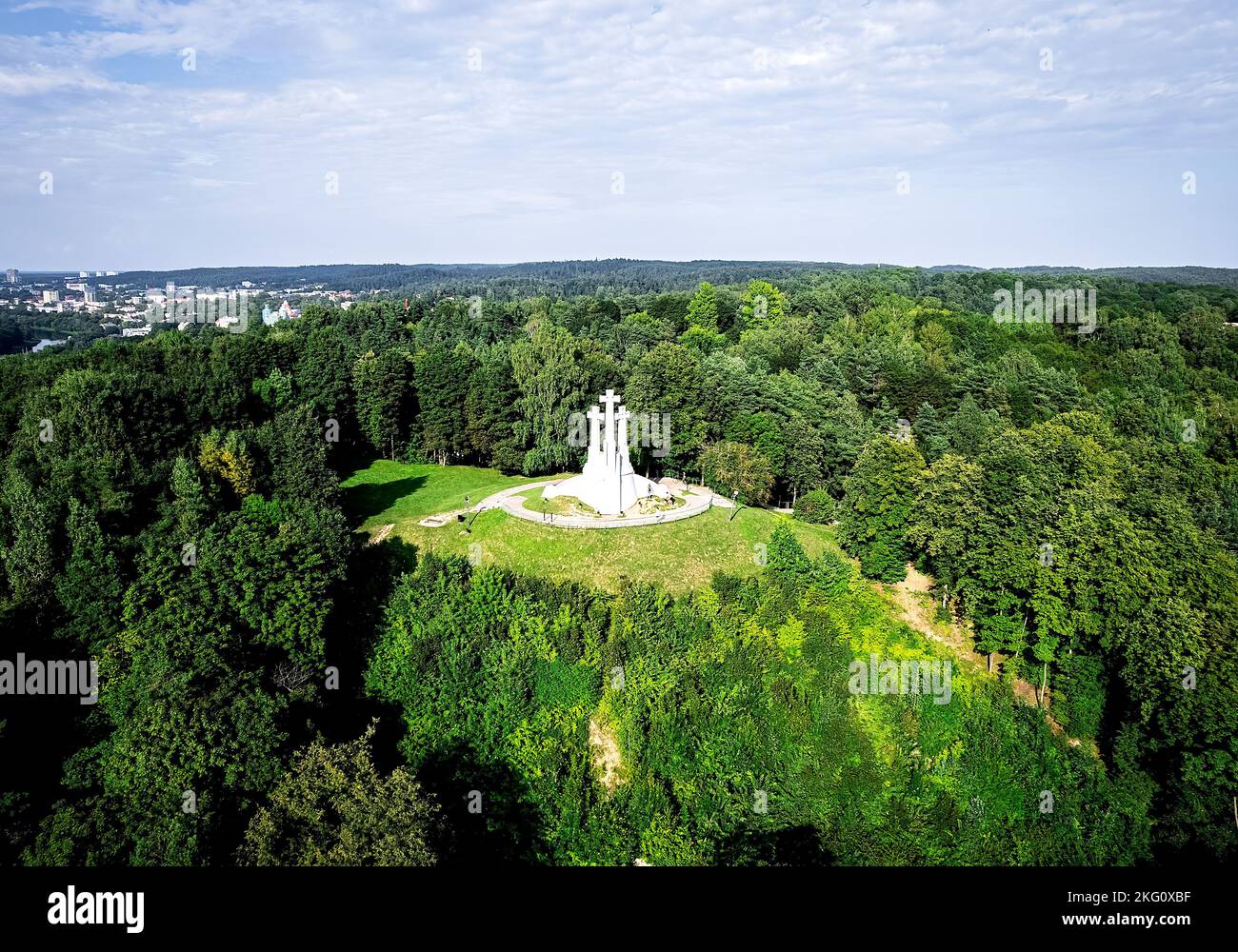 La vista aerea delle tre croci Monumento circondato da alberi sotto il cielo nuvoloso nel Parco Kalnai Foto Stock