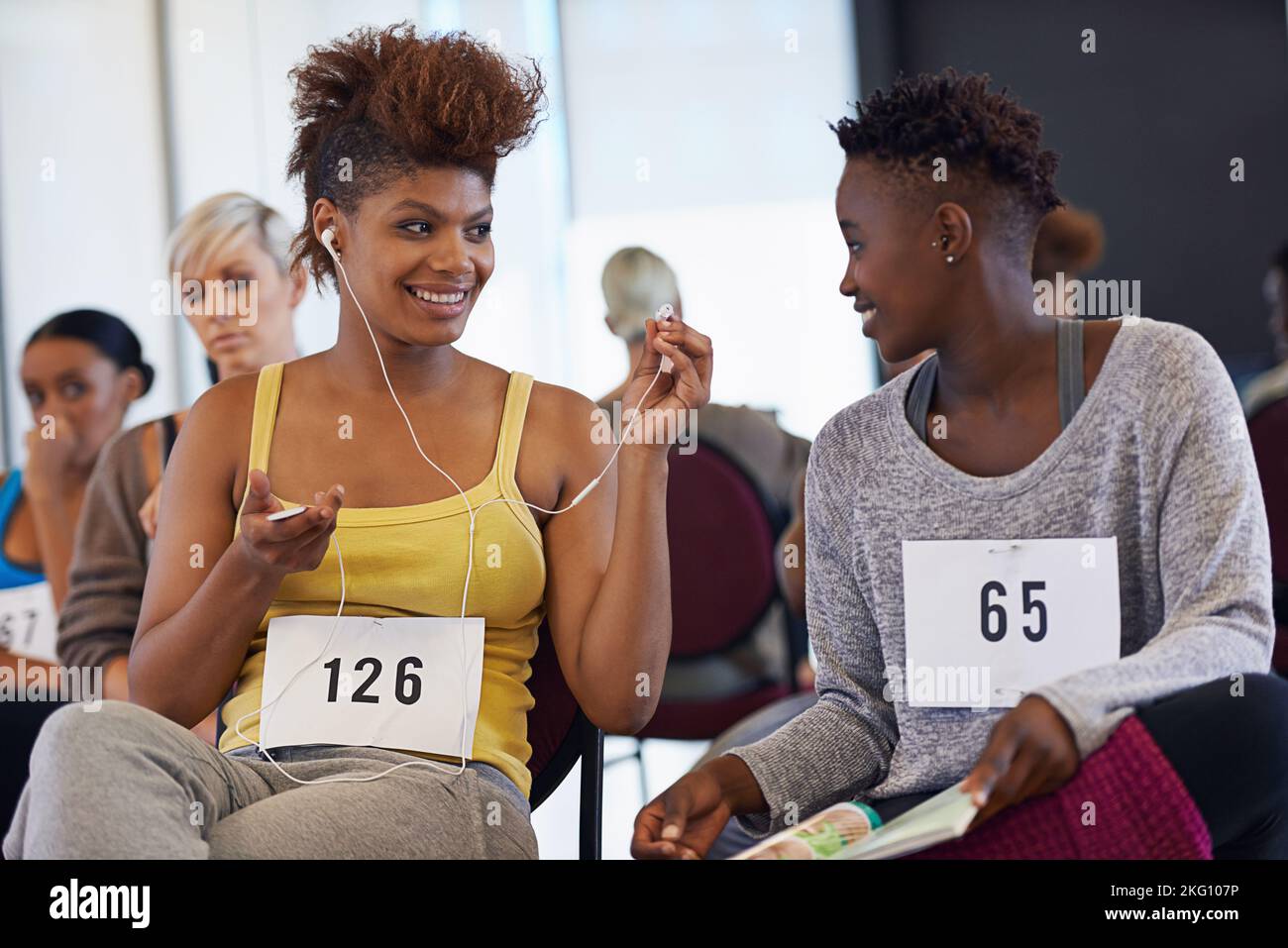 Questa è la mia canzone di audizione. Due ballerine che ascoltano la musica in attesa di un'audizione di danza. Foto Stock