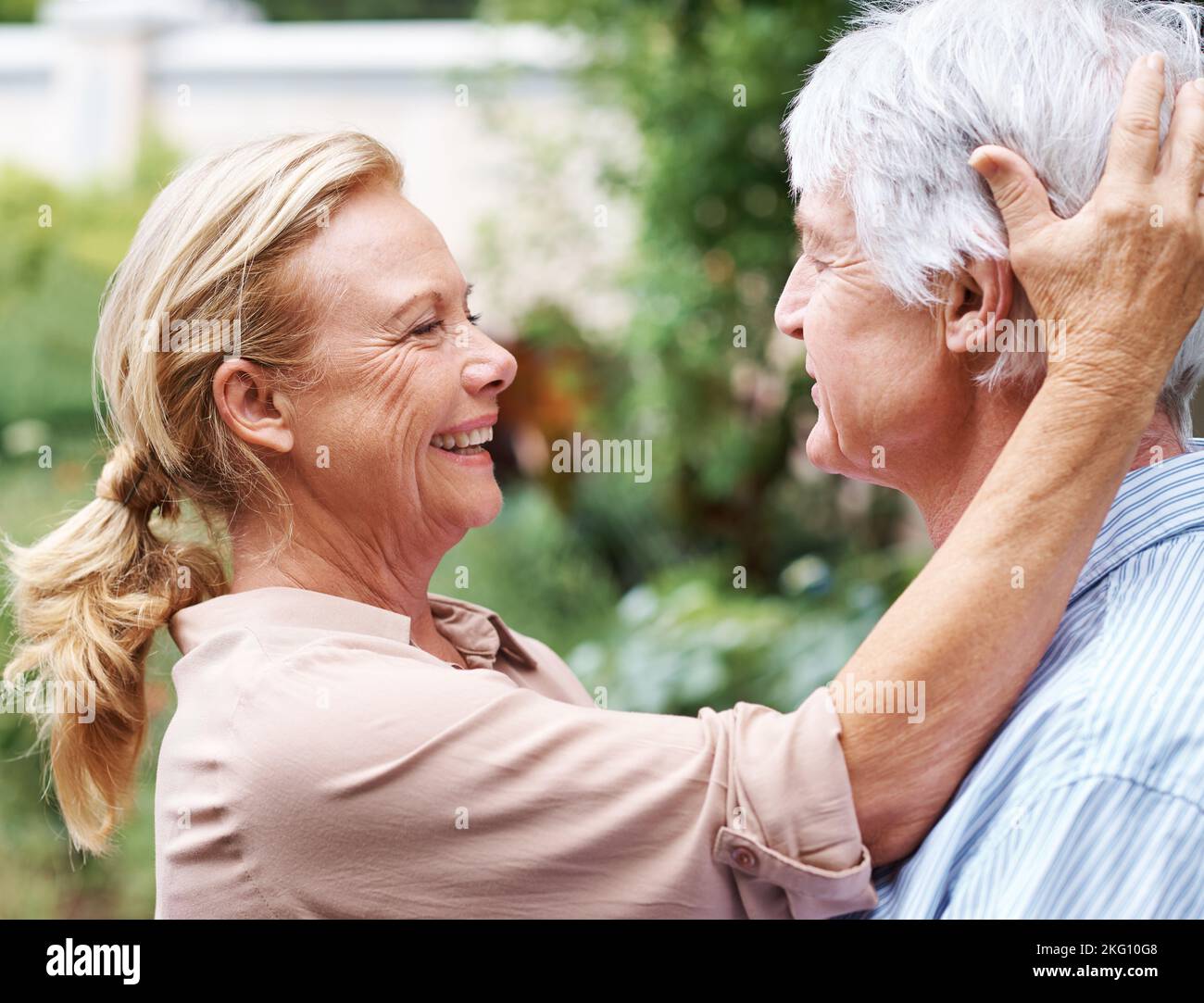 Il vero amore non ha una data di scadenza: Una coppia anziana si sta rattacando l'un l'altra. Foto Stock