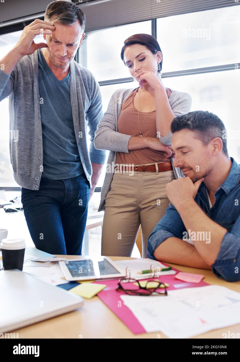 Dalla nostra mente poteri combinati ... tre colleghi che considerano un problema insieme. Foto Stock