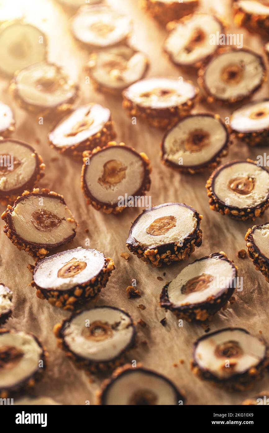 Fegato d'oca pate cibo creativo con noci e cappotto di cioccolato Foto Stock