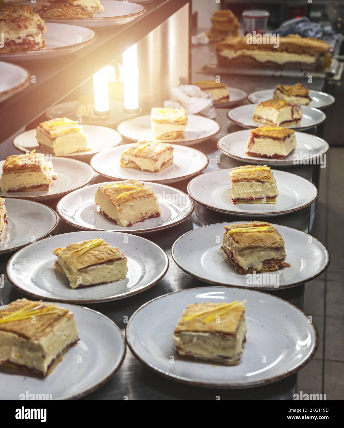 Due strati di pasta sfoglia ripiena di crema alla vaniglia, torta di kremes ungherese Foto Stock